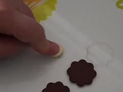 Aplatir la boule de Fimo vanille