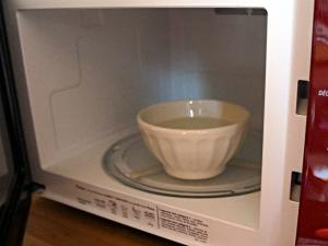 Faire chauffer un bol d'eau
