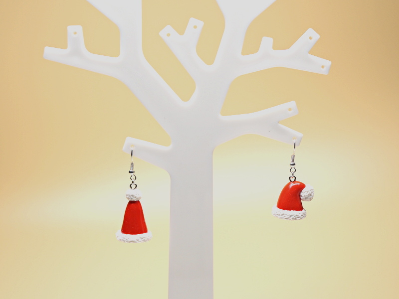 Les bonnets rouges montés en boucle d'oreille fimo