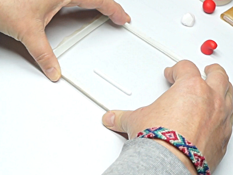 Rouler de la fimo sous une plaque de verre