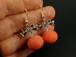 Fraises tagada montées en boucles d'oreilles