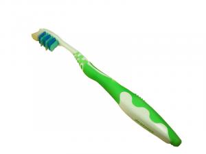 Une brosse à dent usagée pour texturer la fimo