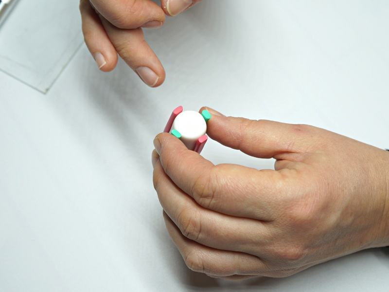 Les 4 bandes de fimo positionnées sur le boudin blanc en Fimo