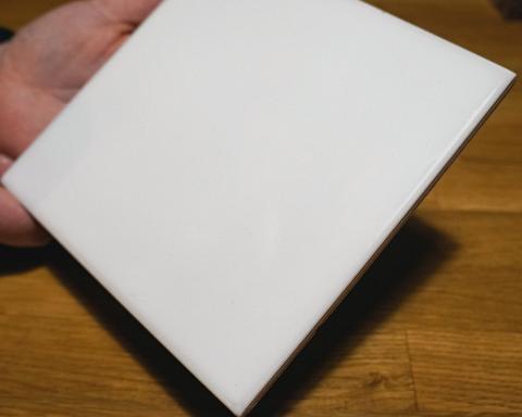 Un morceau de carrelage pour cuire de la fimo sans empreintes