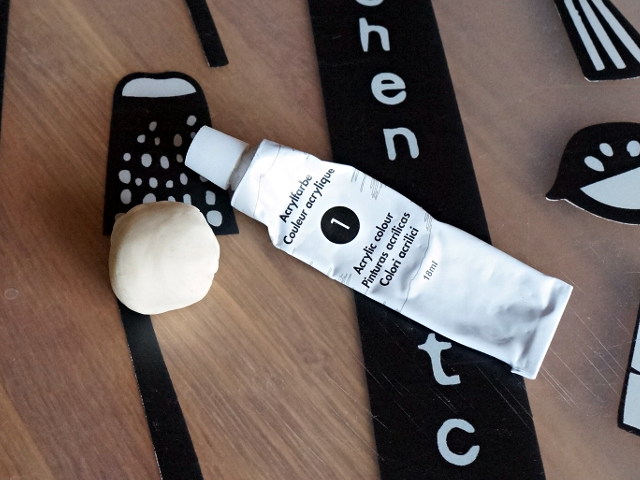 Porcelaine froide et gouache blanche