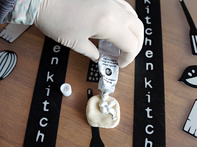 Dépose d'une dose généreuse de gouache sur la boule de porcelaine froide