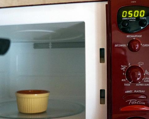 Cuire la Fimo au micro onde pendant 5 minutes