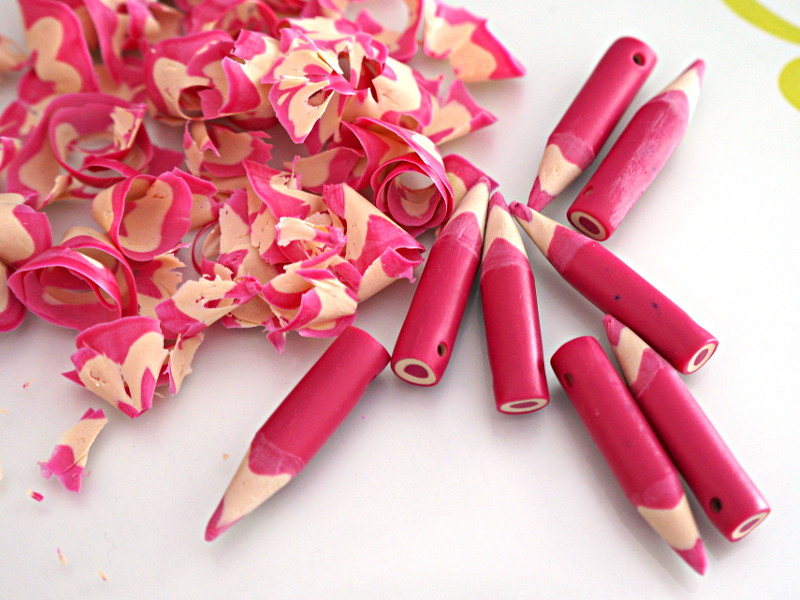 Les faux crayons sont taillés avec un taille crayons