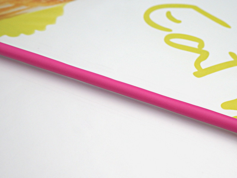 La cane est étirée à la main