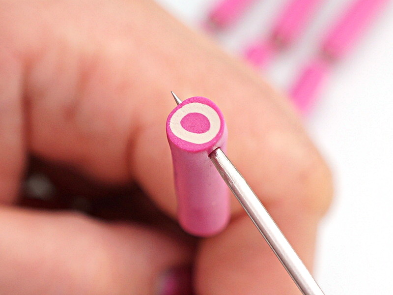 Pour un montage en boucle d'oreilles, transpercer le crayon avant cuisson