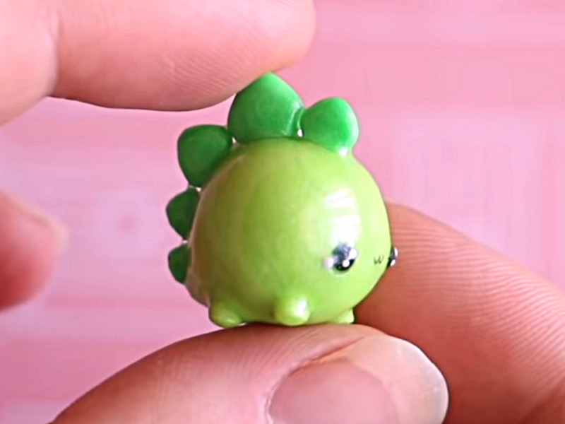 Mini-dino kawaii en fimo terminé