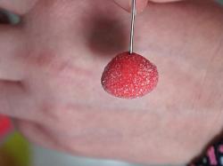 La fraise Tagada en Fimo prête à cuire