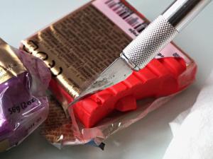 Nettoyer son couteau de précision avant de couper de la Fimo