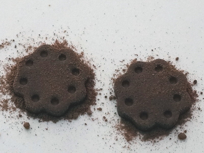 Saupoudrage avec de la vraie poudre de cacao