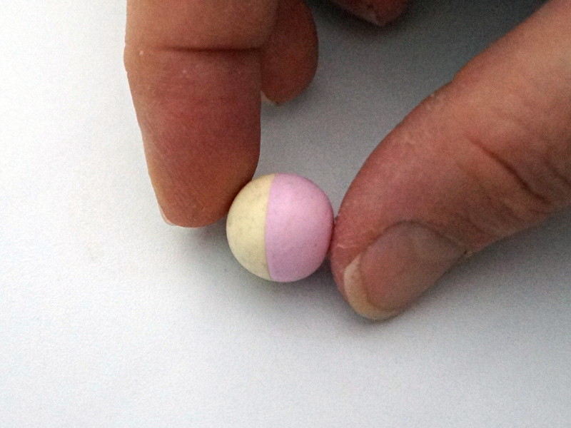 La boule bicolore est préparée