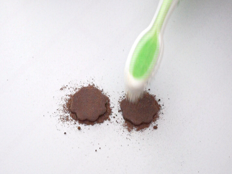 Tapotage avec la brosse à dents pour inscruster la poudre