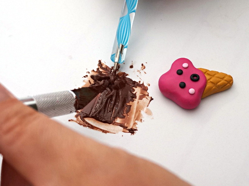Fabriquer un coulis avec de la fimo liquide et de la fimo couleur chocolat