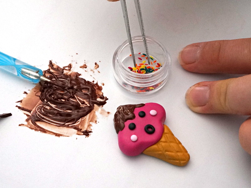 Quelques véritables vermicelles sont délicatement posées sur le dessus de la glace en Fimo