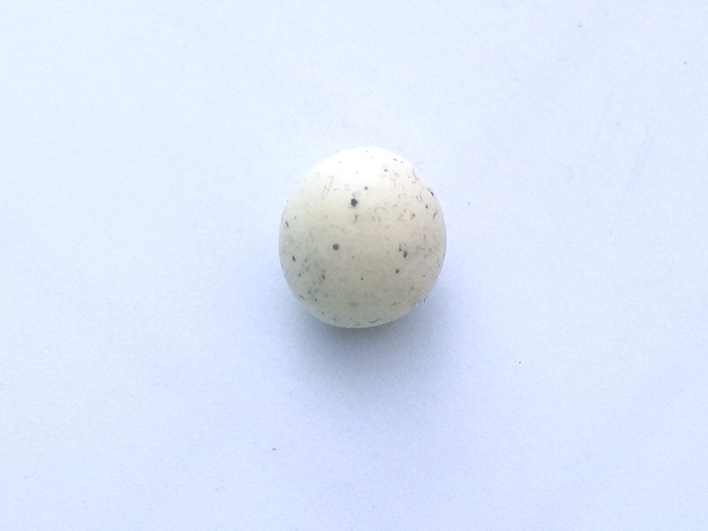 Boule de fimo blanche poivrée