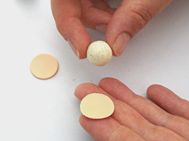 Boule de fimo blanche placée entre 2 disques de Fimo couleur pêche