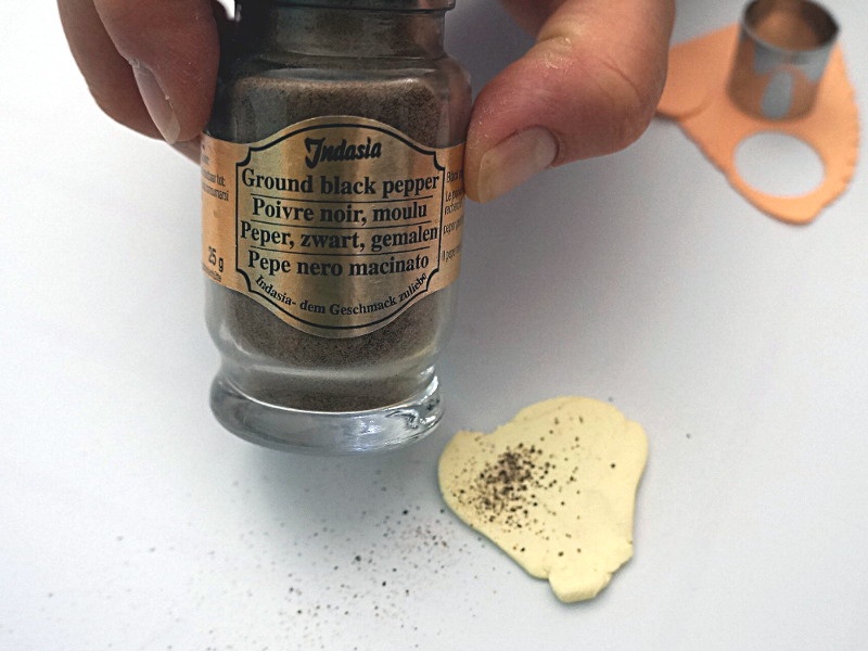 Mélanger du véritable poivre à votre fimo