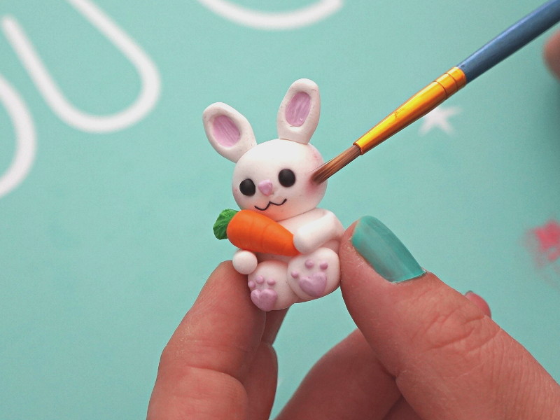 Application de la poudre de pastel rose pour les joues de l'animal