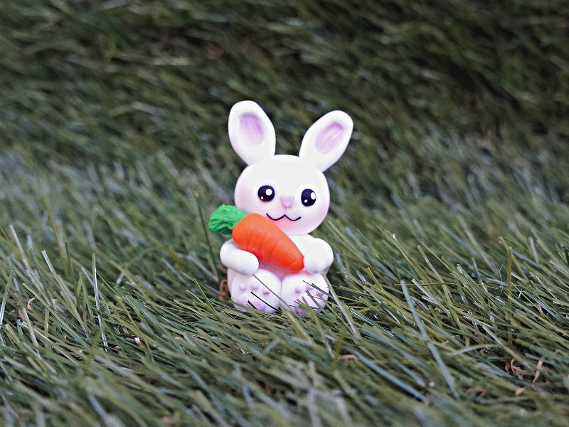 Lapin fimo kawaii terminé dans l'herbe