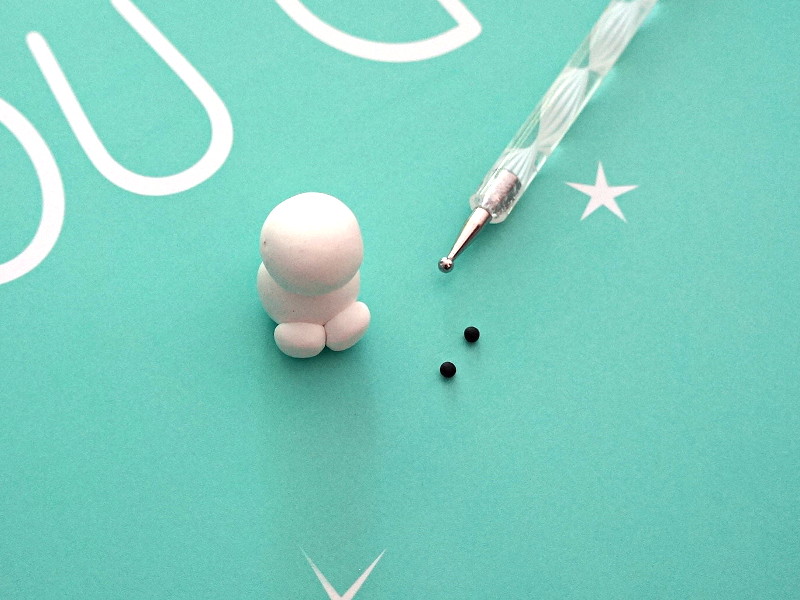 Création des yeux avec de la fimo noire