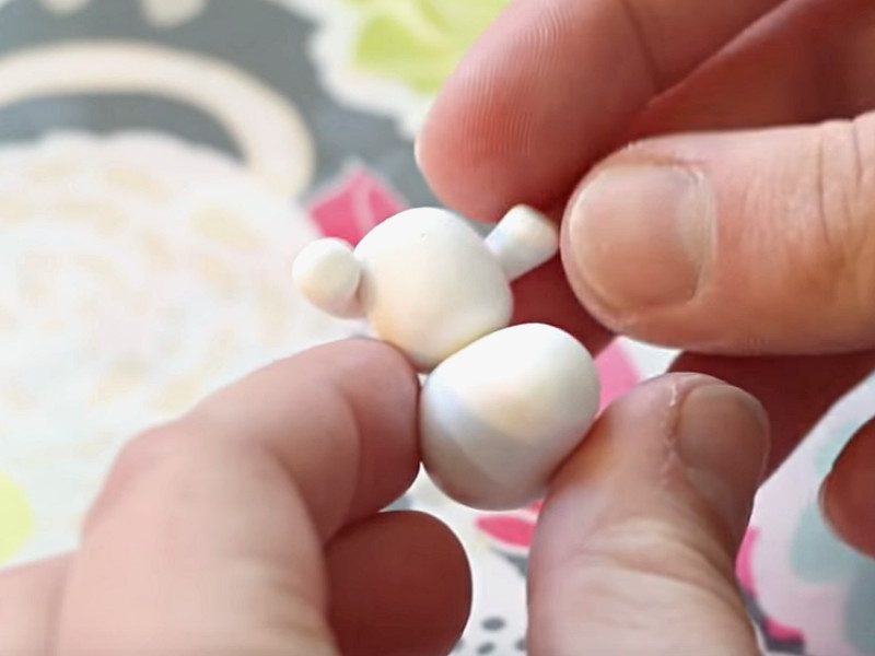 Positionner les pattes arrière sur le corps