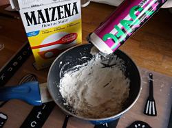 Ingrédients pour création d'un moule avec silicone et maïzena