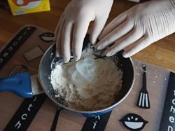 Utiliser des gants pour malaxer