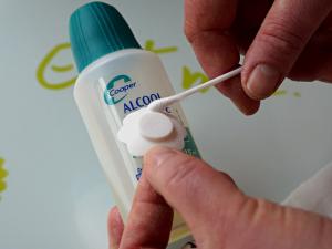 Nettoyer de la pâte polymère crue avec de l'alcool