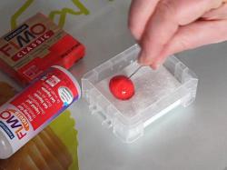 Dôme Fimo trempé dans les paillettes