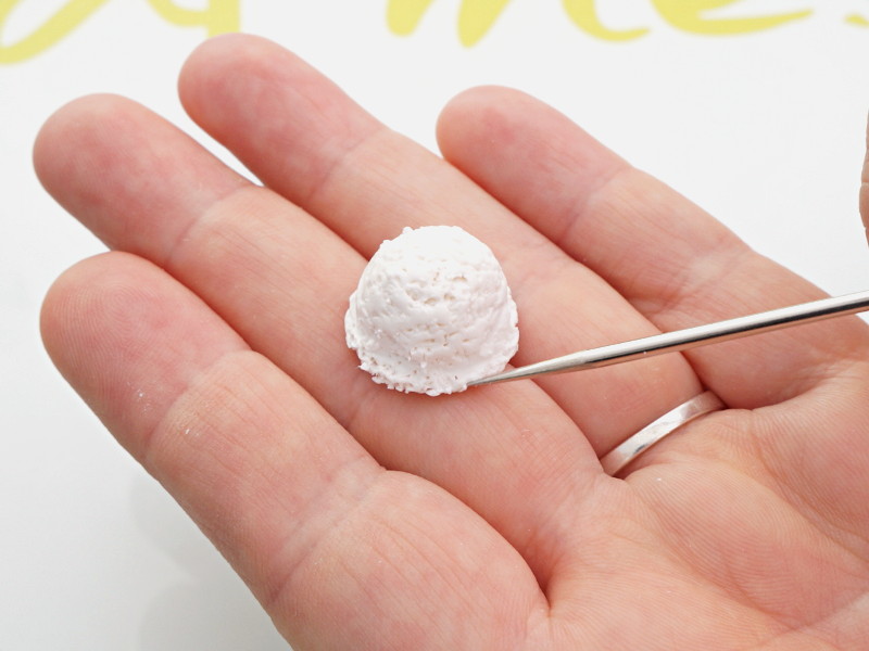 Dôme de crème fouettée en pâte fimo