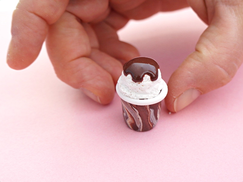 Coulis déposé sur le dôme de crême fimo