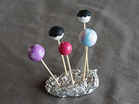 Préparer la cuisson des perles en les piquant sur des cure-dents