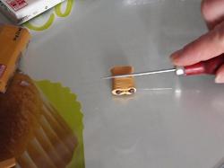 Texturage du pain au chocolat avec un pic