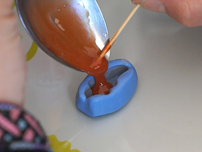 Verser délicatement le mélange dans le moule