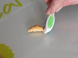 Texturer le croissant en Fimo avec une brosse à dents