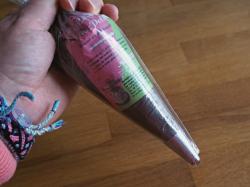 Insertion de la poche du produit dans la poche à douille