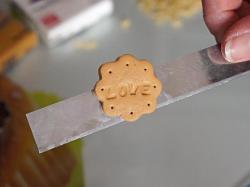 Emplacements des lettres bien marqués dans la Fimo