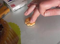 Incruster les lettres en appuyant délicatement dessus