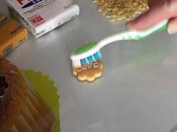 Texturage avec une brosse à dents