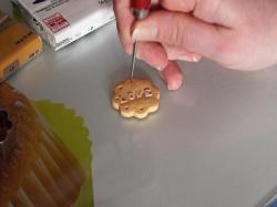 Pratiquer des petits trous à la périphérie