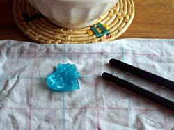 Retirer la pâte ramollie avec une pincette