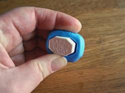 Une pastille vichy est insérée dans le moule