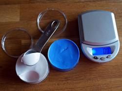 Utiliser une cuillère ou une balance