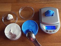 La résine de couleur bleue